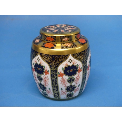 143 - A Royal Crown Derby 1128 pattern Ginger Jar, the jar and lid finely decorated in Old Imari pattern, ... 