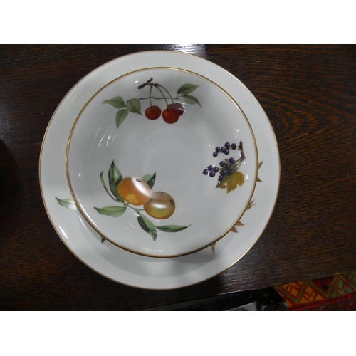 155 - A Royal Worcester Evesham 'Oven-to-Tableware' part Dinner Service, including six bowls, dessert plat... 