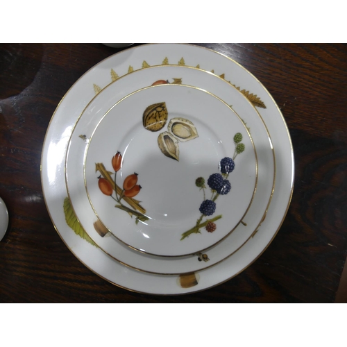155 - A Royal Worcester Evesham 'Oven-to-Tableware' part Dinner Service, including six bowls, dessert plat... 