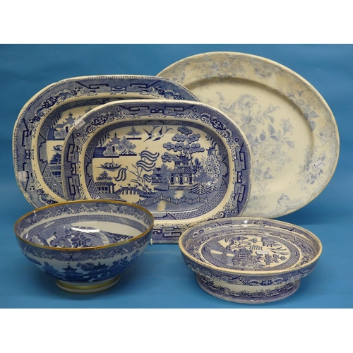 174 - A Copeland Spode blue and white bowl, with gilt rim and foot, 10in (26cm) diameter, together with si... 