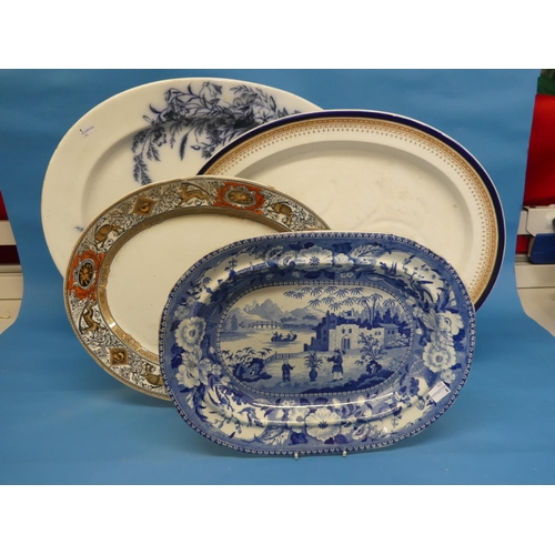 174 - A Copeland Spode blue and white bowl, with gilt rim and foot, 10in (26cm) diameter, together with si... 