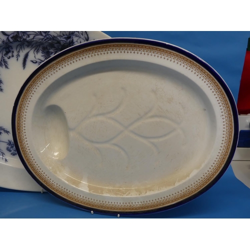 174 - A Copeland Spode blue and white bowl, with gilt rim and foot, 10in (26cm) diameter, together with si... 