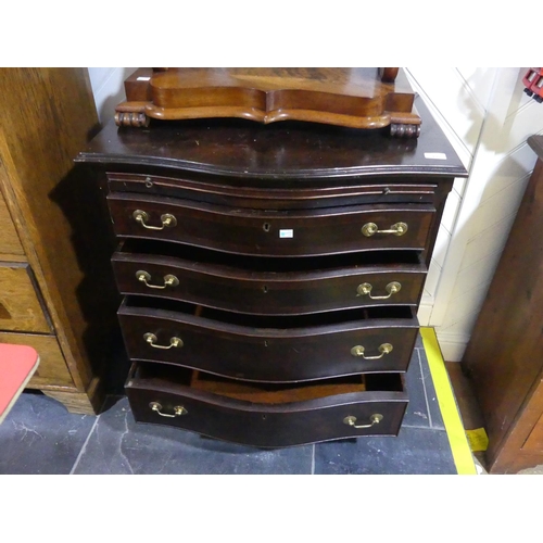 439 - A reproduction crossbanded mahogany Serpentine Chest of four drawers, with brushing slide, 28in (71c... 