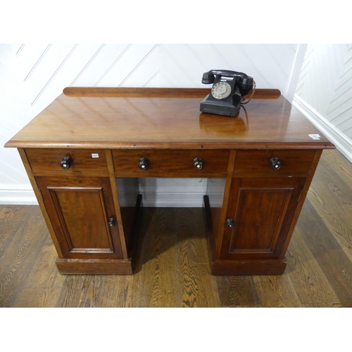 442 - An Edwardian mahogany Pedestal Desk, the rectangular top with moulded edge above three frieze drawer... 