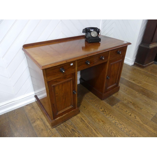 442 - An Edwardian mahogany Pedestal Desk, the rectangular top with moulded edge above three frieze drawer... 