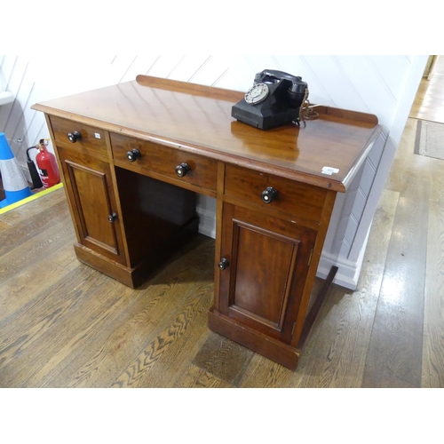 442 - An Edwardian mahogany Pedestal Desk, the rectangular top with moulded edge above three frieze drawer... 