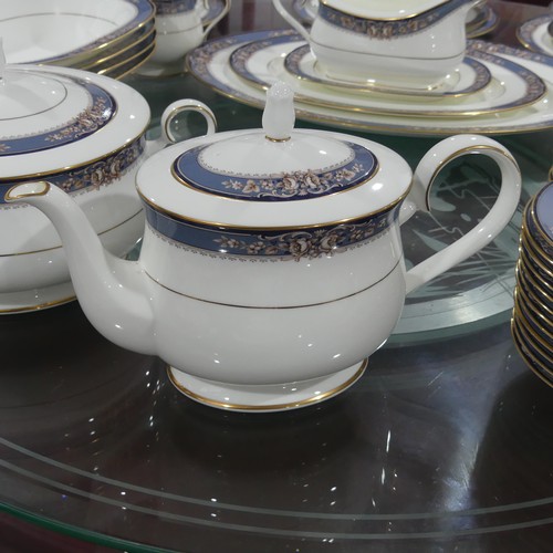 97 - An extensive Noritake 'Lamelle' pattern Dinner and Tea Service, twelve place setting, to include Din... 