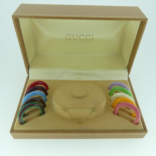 121 - A lady's Gucci Wristwatch, with interchangable bezels, quartz movement, white dial signed, back cove... 