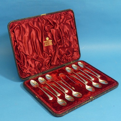 80 - A cased set of twelve Victorian silver Teaspoons with Sugar Nips, hallmarked Sheffield, 1889, engrav... 