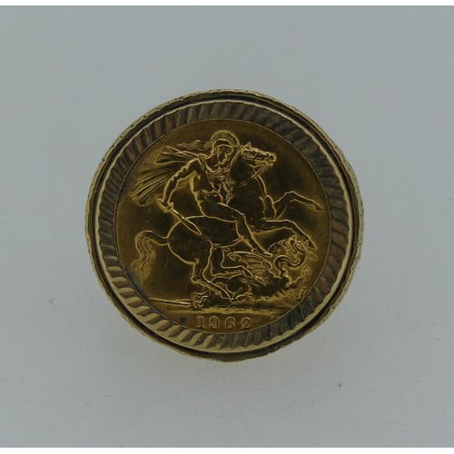 102 - An Elizabeth II gold Sovereign, dated 1962, in 9ct yellow gold ring mount, approx total weight 14.3g... 