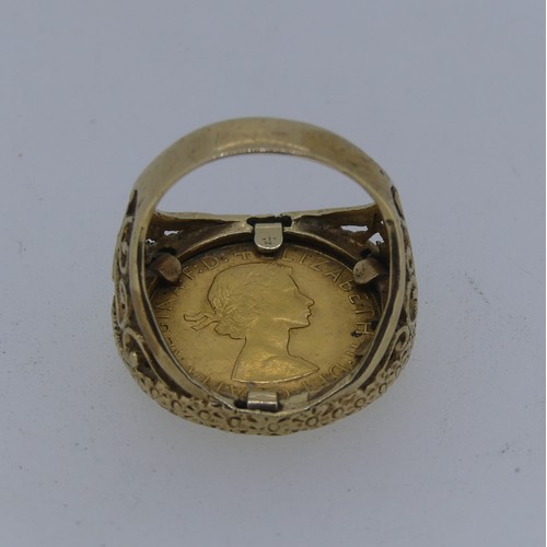 102 - An Elizabeth II gold Sovereign, dated 1962, in 9ct yellow gold ring mount, approx total weight 14.3g... 