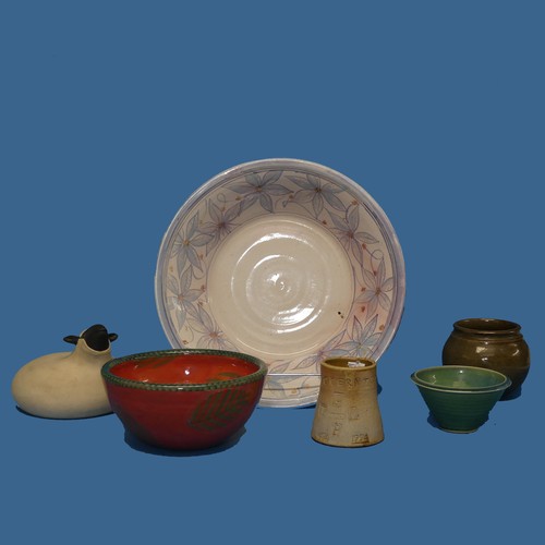 61 - A small quantity of good Studio Pottery, to include a Bowl by Pauline Zelinski, a mug by Nic Collins... 