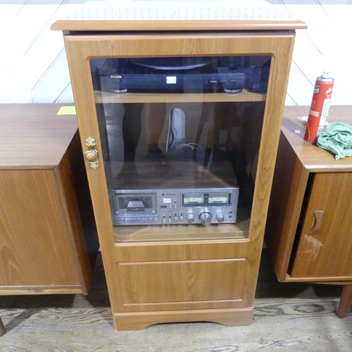 464 - Technics Hi-Fi, comprising a LW/MW/FM receiver SA-GX200L, a stereo casette deck 631, a Technics remo... 