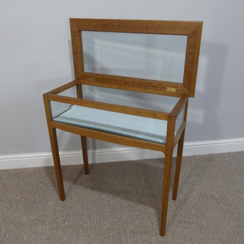 521 - A 20thC oak glazed bijouterie Table, with bevel edged glass and velvet type lining, raised on square... 