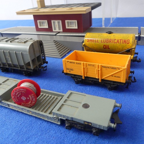 165 - A quantity of Hornby 'OO' Gauge Railway items including: Wagons, Rolling Stock, A Weltrol Wagon , A ... 