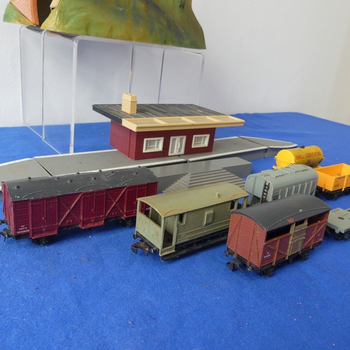 165 - A quantity of Hornby 'OO' Gauge Railway items including: Wagons, Rolling Stock, A Weltrol Wagon , A ... 