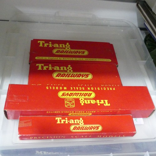 197 - A quantity of Tri-ang '00' gauge model railways, boxed items including GWR and Britannia R259 Locomo... 