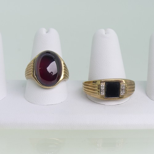 76 - A 9ct yellow gold Gentleman's Signet Ring, set with on oval cabochon rhodolite garnet and with reede... 