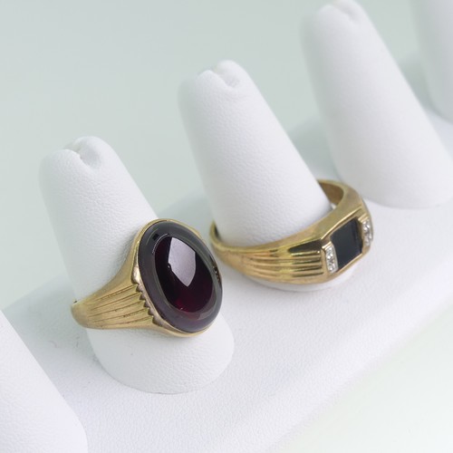 76 - A 9ct yellow gold Gentleman's Signet Ring, set with on oval cabochon rhodolite garnet and with reede... 