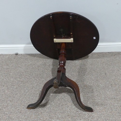 376 - A Georgian mahogany circular tripod Table, with turned column and swept feet, W 62cm x D 62cm x H 62... 