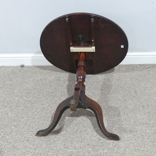 376 - A Georgian mahogany circular tripod Table, with turned column and swept feet, W 62cm x D 62cm x H 62... 