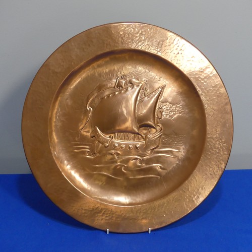 400 - An Arts & Crafts copper Charger, of circular form, with embossed sailing ship decoration, 41cm d... 