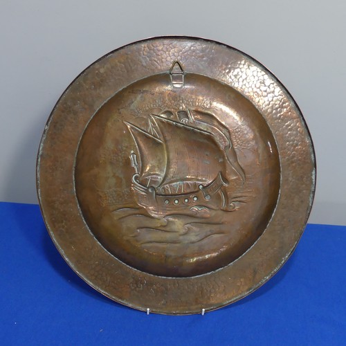 400 - An Arts & Crafts copper Charger, of circular form, with embossed sailing ship decoration, 41cm d... 