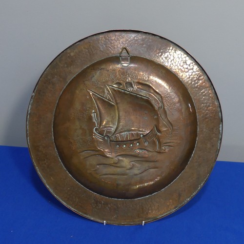 400 - An Arts & Crafts copper Charger, of circular form, with embossed sailing ship decoration, 41cm d... 