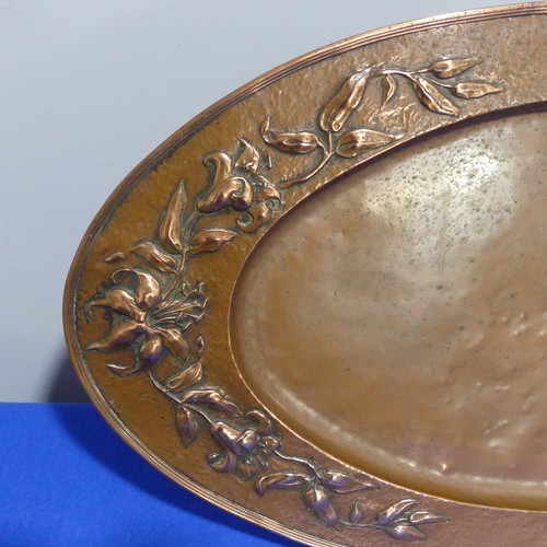 400 - An Arts & Crafts copper Charger, of circular form, with embossed sailing ship decoration, 41cm d... 