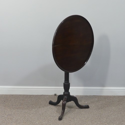 470 - A Georgian mahogany tilt-top Wine Table, with circular top, turned column and cabriole supports on p... 