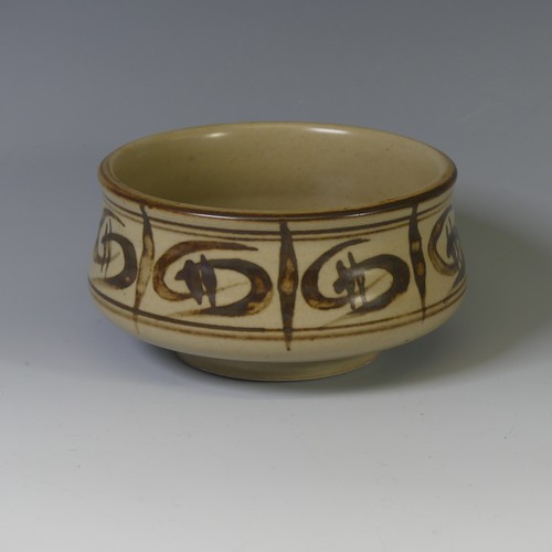 80 - Agnete/Anita Hoy (1914-2000) for Bullers; studio pottery footed Bowl, in oatmeal glaze with brown de... 