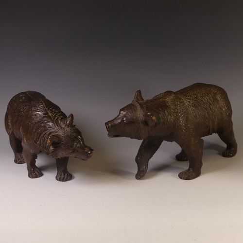 560 - An early 19thC Black Forest carved wooden Strolling Bear, naturistically carved with glass eyes, L 4... 