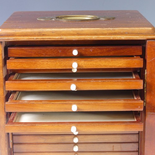 525 - An Edwardian mahogany table-top Specimen Chest, the glazed door enclosing the eighteen drawers, W 26... 