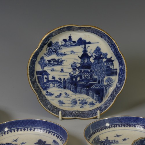 133 - A small quantity of Chinese blue and white export porcelain tea wares, decorated with trees and pago... 