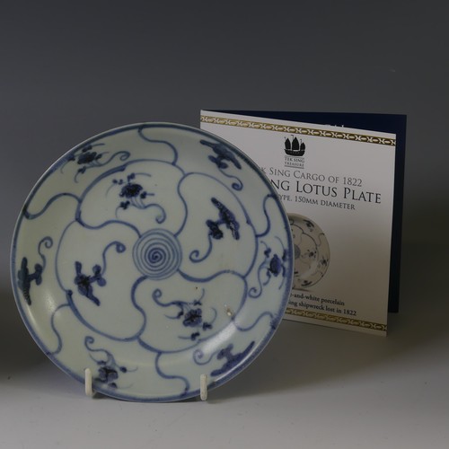 141 - A Chinese export 'Tek Sing Treasure' blue and white porcelain Dish, decorated with flowering lotus, ... 