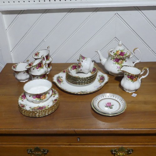 67 - A Royal Albert 'Old Country Roses' pattern Tea Set, to include five Cups and Saucers, six Plates, Te... 