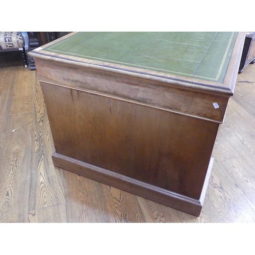 531 - An Edwardian twin Pedestal desk, the rectangular top inset with tooled green skiver, above three fri... 