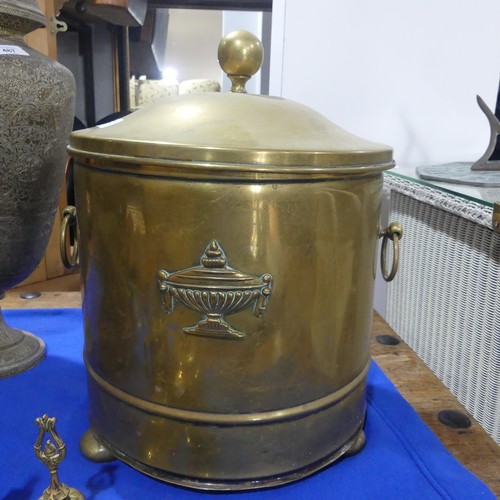 487 - A quantity of Copper and Brasswares, to include a copper Arts and Crafts Charger, brass Coal Scuttle... 