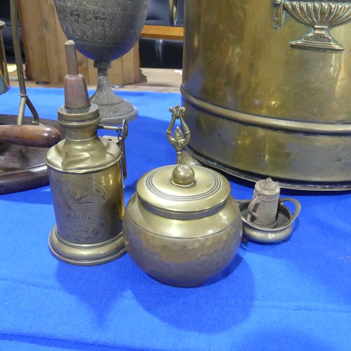 487 - A quantity of Copper and Brasswares, to include a copper Arts and Crafts Charger, brass Coal Scuttle... 