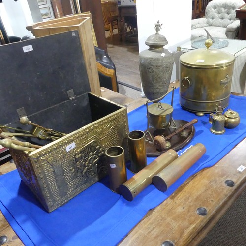 487 - A quantity of Copper and Brasswares, to include a copper Arts and Crafts Charger, brass Coal Scuttle... 