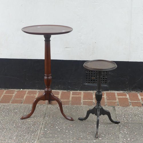 518 - A Georgian mahogany tripod Table, with circular top raised above a turned column on tripod base, W 4... 