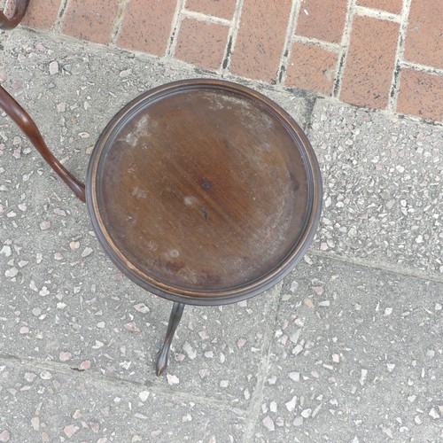 518 - A Georgian mahogany tripod Table, with circular top raised above a turned column on tripod base, W 4... 