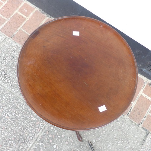 518 - A Georgian mahogany tripod Table, with circular top raised above a turned column on tripod base, W 4... 