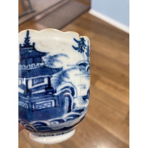 133 - A small quantity of Chinese blue and white export porcelain tea wares, decorated with trees and pago... 