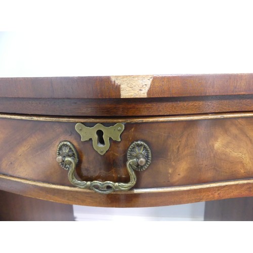 565 - An early 20thC walnut Serpentine-fronted Pedestal Desk, the top with green tooled leatherette inset,... 