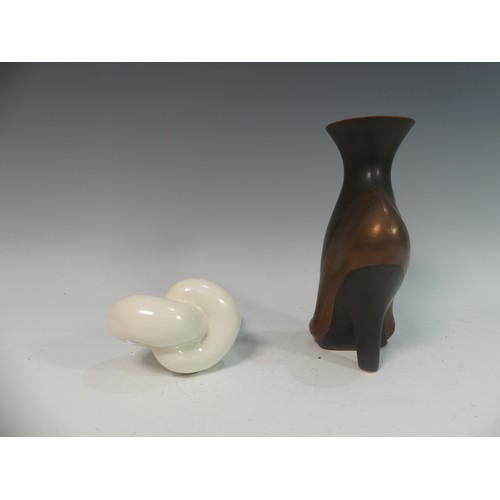 97 - Lawson E. Rudge (b. 1936), a glazed studio pottery sculpture of a Swan, L 21cm, together with a blac... 