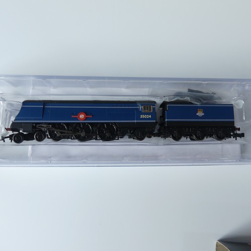 191 - A Graham Farish by Bachmann N gauge 372-310 Merchant Navy Class 35024 'East Asiatic Company' tender ... 