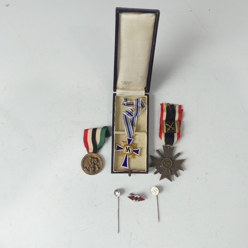 408 - A German WW2 period Mother's Cross (Der Deutschen Mutter), gold award, in presentation case marked '... 