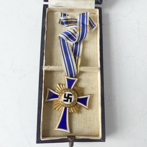 408 - A German WW2 period Mother's Cross (Der Deutschen Mutter), gold award, in presentation case marked '... 