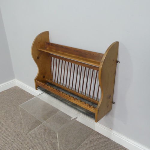 602 - A vintage pine wall mounted Plate Rack, with metal drip tray, W 79cm x D 22cm x H 59cm.... 